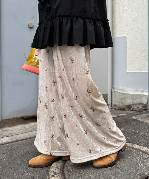 CIAOPANIC（チャオパニック）の「ラインストーンフラワー刺繡ベロアワイドパンツ（その他パンツ・レディース・パープル/ブラック/アイボリー・MEDIUM/SMALL）」の15枚目の写真