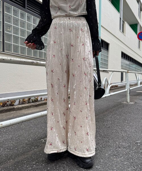 CIAOPANIC（チャオパニック）の「ラインストーンフラワー刺繡ベロアワイドパンツ（その他パンツ・レディース・パープル/ブラック/アイボリー・MEDIUM/SMALL）」の9枚目の写真