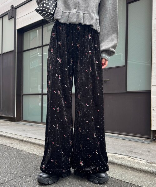 CIAOPANIC（チャオパニック）の「ラインストーンフラワー刺繡ベロアワイドパンツ（その他パンツ・レディース・パープル/ブラック/アイボリー・MEDIUM/SMALL）」の7枚目の写真