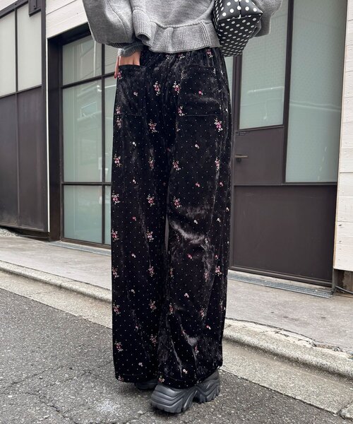 CIAOPANIC（チャオパニック）の「ラインストーンフラワー刺繡ベロアワイドパンツ（その他パンツ・レディース・パープル/ブラック/アイボリー・MEDIUM/SMALL）」の5枚目の写真