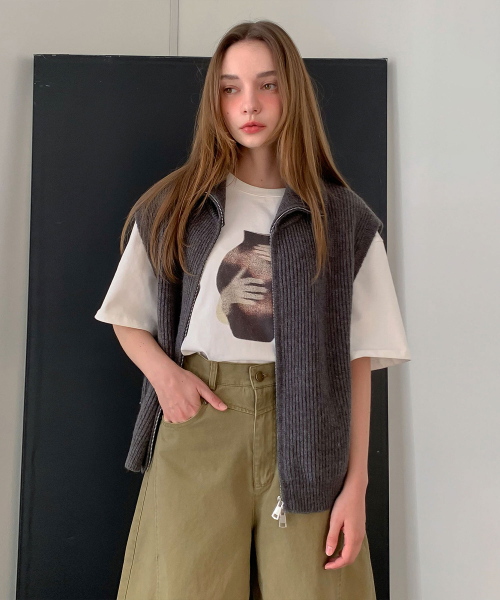 VASCARA(バスカラ)の「Two-Way Zip-Up Knit Vest (3colors)(ベスト・レディース・グレー/ブラック/アイボリー・FREE)」の5枚目の写真