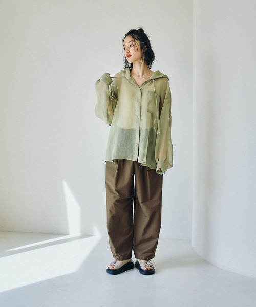 LEPSIM（レプシィム）の「メッシュフード長袖シャツ　639503（シャツ/ブラウス・レディース・ベージュ/ナチュラル/ブラック・FREE）」の14枚目の写真