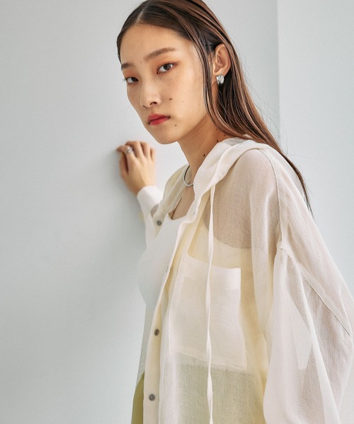 LEPSIM（レプシィム）の「メッシュフード長袖シャツ　639503（シャツ/ブラウス・レディース・ベージュ/ナチュラル/ブラック・FREE）」の17枚目の写真