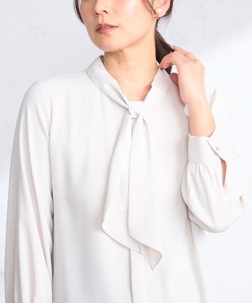 GALLORIA(ギャローリア)の「【洗濯機で洗える】ボウタイブラウス(シャツ/ブラウス・レディース・ライトグレー/ホワイト/ネイビー・L/LL/M/S)」の11枚目の写真