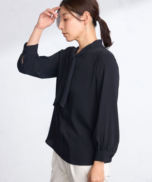 GALLORIA(ギャローリア)の「【洗濯機で洗える】ボウタイブラウス(シャツ/ブラウス・レディース・ライトグレー/ホワイト/ネイビー・L/LL/M/S)」の6枚目の写真