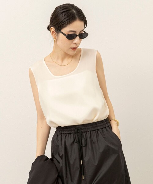 MAQWEL(マクウェル)の「《セットアップ対応》【MAQWEL/マクウェル】ウォッシャブルサテンノースリーブ(シャツ/ブラウス・レディース・ブラック/オフホワイト・FREE)」の2枚目の写真