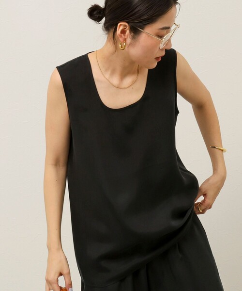 MAQWEL(マクウェル)の「《セットアップ対応》【MAQWEL/マクウェル】ウォッシャブルサテンノースリーブ(シャツ/ブラウス・レディース・ブラック/オフホワイト・FREE)」の3枚目の写真