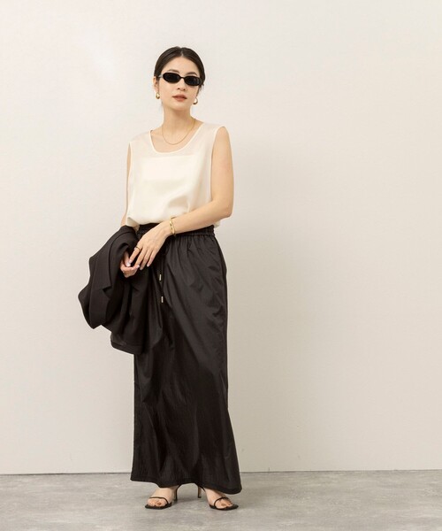 MAQWEL(マクウェル)の「《セットアップ対応》【MAQWEL/マクウェル】ウォッシャブルサテンノースリーブ(シャツ/ブラウス・レディース・ブラック/オフホワイト・FREE)」の4枚目の写真