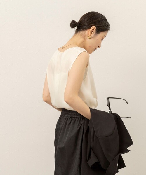 MAQWEL(マクウェル)の「《セットアップ対応》【MAQWEL/マクウェル】ウォッシャブルサテンノースリーブ(シャツ/ブラウス・レディース・ブラック/オフホワイト・FREE)」の13枚目の写真