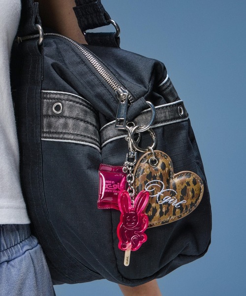 X-girl(エックスガール)の「FAUX LEATHER HEART KEYRING(キーホルダー・レディース・ブラック/ベージュ・ONE SIZE)」の5枚目の写真