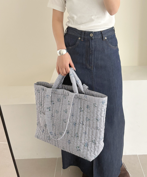 SLOBE IENA（スローブイエナ）の「Margaux Dereume × SLOBE キルティングトートバッグ（トートバッグ・レディース・スカイブルー/ブラック・FREE）」の5枚目の写真