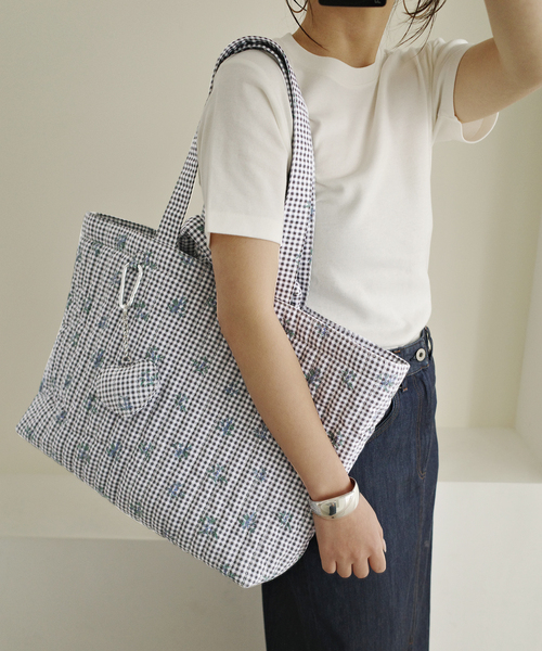 SLOBE IENA（スローブイエナ）の「Margaux Dereume × SLOBE キルティングトートバッグ（トートバッグ・レディース・スカイブルー/ブラック・FREE）」の7枚目の写真