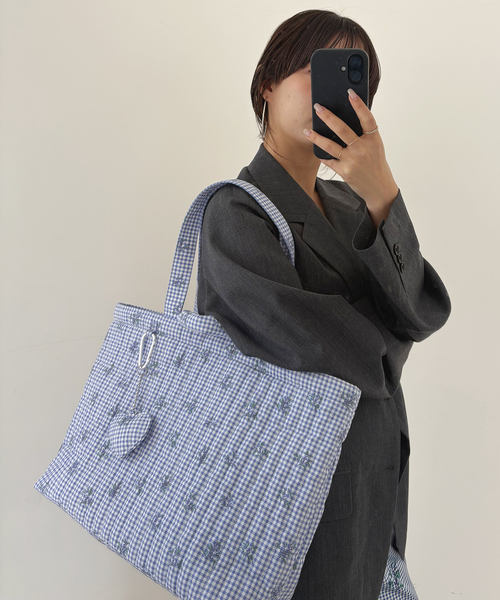 SLOBE IENA（スローブイエナ）の「Margaux Dereume × SLOBE キルティングトートバッグ（トートバッグ・レディース・スカイブルー/ブラック・FREE）」の8枚目の写真