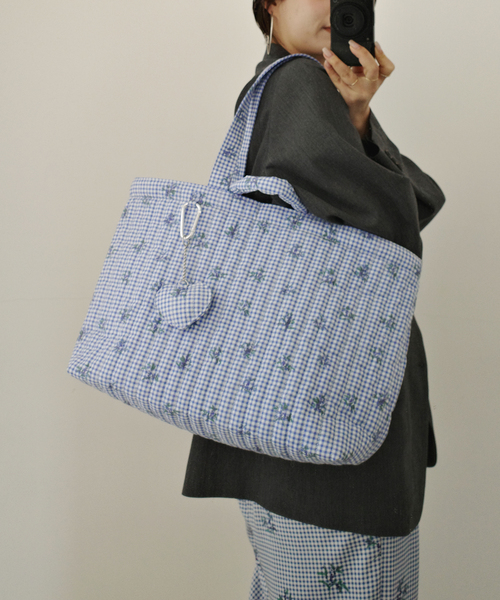 SLOBE IENA（スローブイエナ）の「Margaux Dereume × SLOBE キルティングトートバッグ（トートバッグ・レディース・スカイブルー/ブラック・FREE）」の9枚目の写真