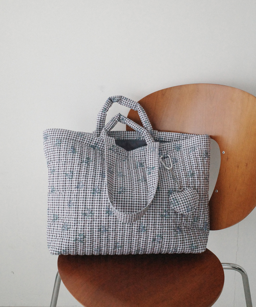 SLOBE IENA（スローブイエナ）の「Margaux Dereume × SLOBE キルティングトートバッグ（トートバッグ・レディース・スカイブルー/ブラック・FREE）」の14枚目の写真