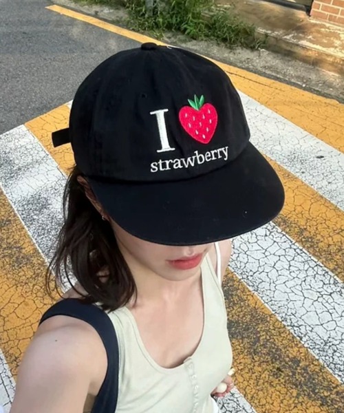 Vipoa(ヴィポア)の「Snail strawberry embroidery cap(キャップ・レディース・レッド/ピンク・FREE)」の1枚目の写真