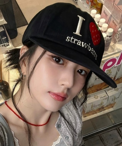 Vipoa(ヴィポア)の「Snail strawberry embroidery cap(キャップ・レディース・レッド/ピンク・FREE)」の4枚目の写真