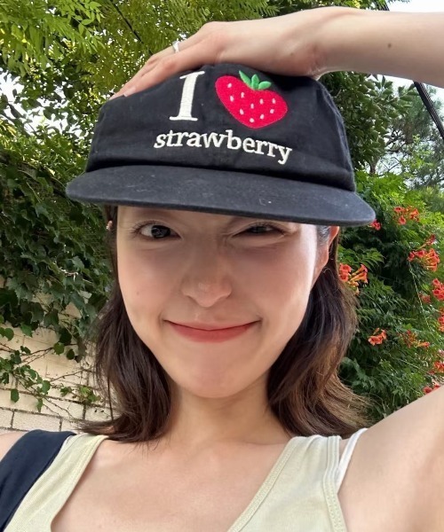 Vipoa(ヴィポア)の「Snail strawberry embroidery cap(キャップ・レディース・レッド/ピンク・FREE)」の6枚目の写真