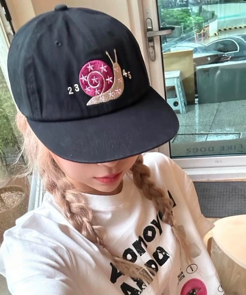 Vipoa(ヴィポア)の「Snail strawberry embroidery cap(キャップ・レディース・レッド/ピンク・FREE)」の3枚目の写真