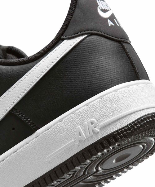 NIKE(ナイキ)の「ナイキ エア フォース 1 '07 メンズシューズ / Nike Air Force 1 '07 Men's Shoes IR5599-001 Black(スニーカー・メンズ・ブラック・25.5/25/24.5/24/27/26.5/30/29/28.5/28/27.5/26/29.5)」の2枚目の写真