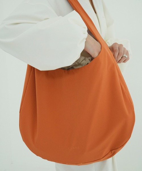 CLANE(クラネ)の「REVERSIBLE ROUND BAG(ショルダーバッグ・レディース・ブラック/オレンジ・F)」の11枚目の写真