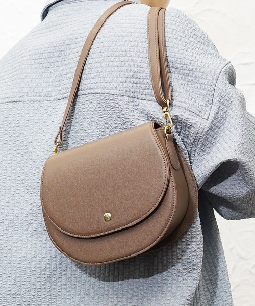 MinoriTY（マイノリティ）の「【MinoriTY】ミニショルダーPUレザーサドルバッグ メンズ ウィメンズ ユニセックス（ボディバッグ/ウエストポーチ・メンズ・モカ/ブラック・FREE）」の10枚目の写真