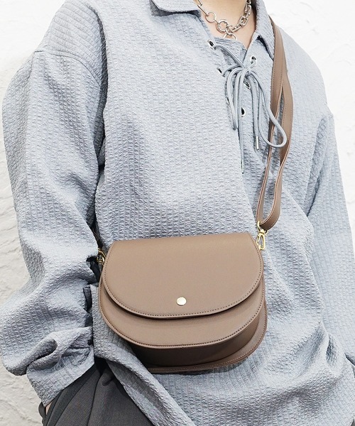 MinoriTY（マイノリティ）の「【MinoriTY】ミニショルダーPUレザーサドルバッグ メンズ ウィメンズ ユニセックス（ボディバッグ/ウエストポーチ・メンズ・モカ/ブラック・FREE）」の12枚目の写真