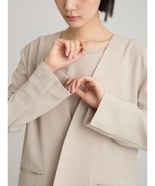 MIESROHE(ミースロエ)の「【LUMISHADE】アーキテクチュアルノーカラージャケット(ノーカラージャケット・レディース・ライトベージュ/ブラウン・1/0)」の13枚目の写真