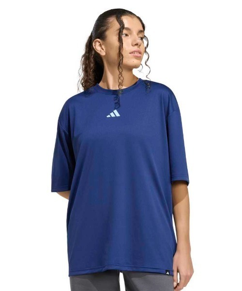 adidas(アディダス)の「アディダス adidas ソフト スポーツ グラフィックTシャツ(Tシャツ/カットソー・レディース・ベビーピンク/ブラック/ダークブルー・S/M/L/XL)」の4枚目の写真
