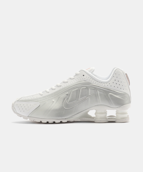 NIKE(ナイキ)の「NIKE W SHOX R4 AR3565-101(スニーカー・レディース・ホワイト・23cm)」の1枚目の写真
