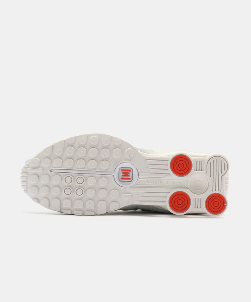 NIKE(ナイキ)の「NIKE W SHOX R4 AR3565-101(スニーカー・レディース・ホワイト・23cm)」の4枚目の写真