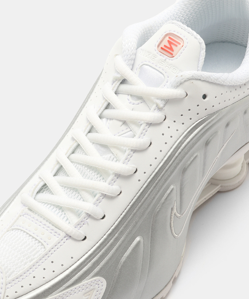 NIKE(ナイキ)の「NIKE W SHOX R4 AR3565-101(スニーカー・レディース・ホワイト・23cm)」の6枚目の写真
