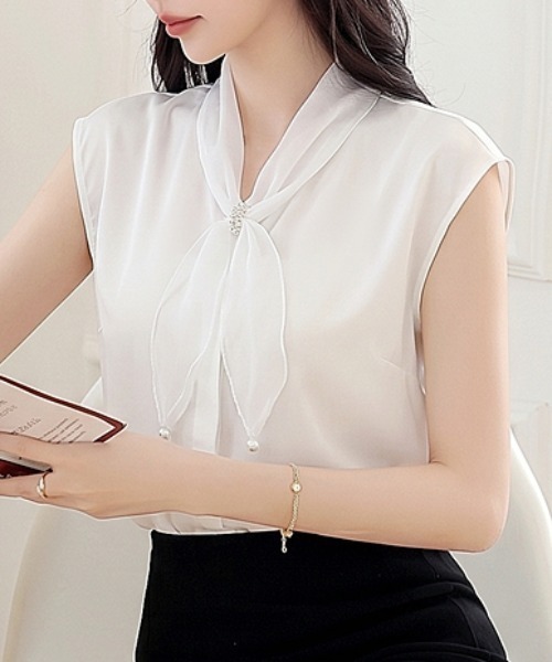 AMAJI(アマジ)の「Vネック オーガンジー切替 ビジュー ブラウス(シャツ/ブラウス・レディース・ベージュ・X-LARGE/LARGE/MEDIUM/SMALL)」の2枚目の写真