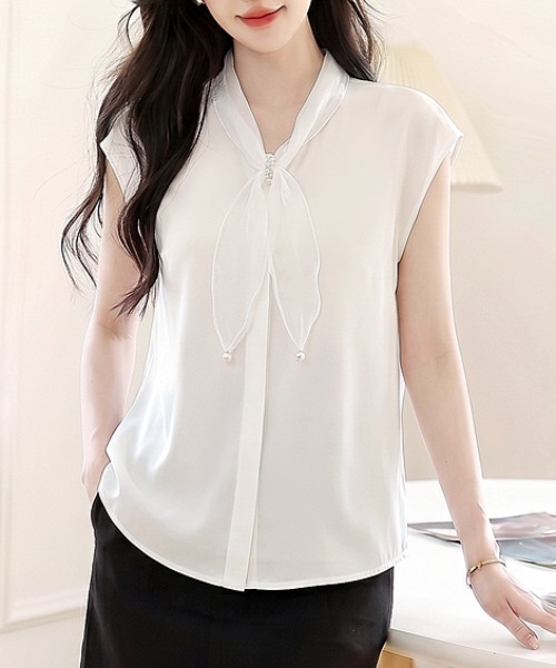 AMAJI(アマジ)の「Vネック オーガンジー切替 ビジュー ブラウス(シャツ/ブラウス・レディース・ベージュ・X-LARGE/LARGE/MEDIUM/SMALL)」の4枚目の写真