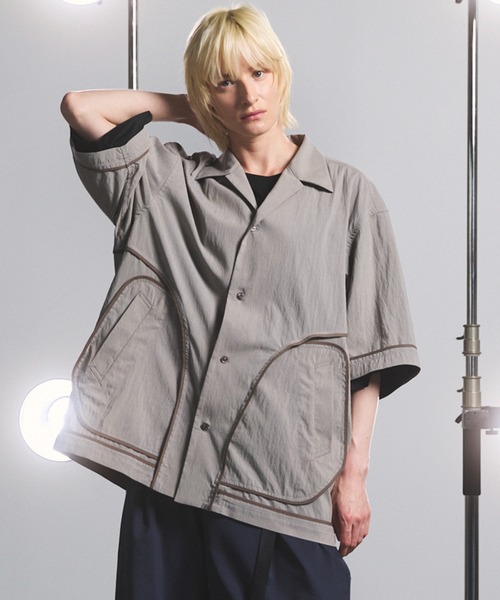MAISON SPECIAL(メゾンスペシャル)の「《UNISEX》Lyocell Nylon Washer Prime-Over Piping-detailed Switched Open-collar Shirt/リヨセルナイロンワッシャープライムオーバーパイピングスイッチングオープンカラーシャツ【MAISON SPECIAL/メゾンスペシャル】■セットアップ対応■(シャツ/ブラウス・メンズ・ブラック/グレイッシュベージュ/ブラウン・1/0/2)」の3枚目の写真