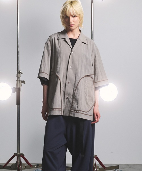 MAISON SPECIAL(メゾンスペシャル)の「《UNISEX》Lyocell Nylon Washer Prime-Over Piping-detailed Switched Open-collar Shirt/リヨセルナイロンワッシャープライムオーバーパイピングスイッチングオープンカラーシャツ【MAISON SPECIAL/メゾンスペシャル】■セットアップ対応■(シャツ/ブラウス・メンズ・ブラック/グレイッシュベージュ/ブラウン・1/0/2)」の7枚目の写真