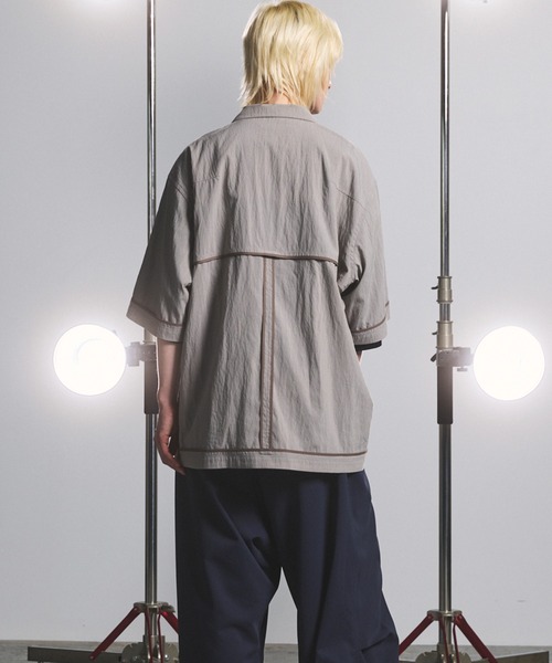 MAISON SPECIAL(メゾンスペシャル)の「《UNISEX》Lyocell Nylon Washer Prime-Over Piping-detailed Switched Open-collar Shirt/リヨセルナイロンワッシャープライムオーバーパイピングスイッチングオープンカラーシャツ【MAISON SPECIAL/メゾンスペシャル】■セットアップ対応■(シャツ/ブラウス・メンズ・ブラック/グレイッシュベージュ/ブラウン・1/0/2)」の9枚目の写真