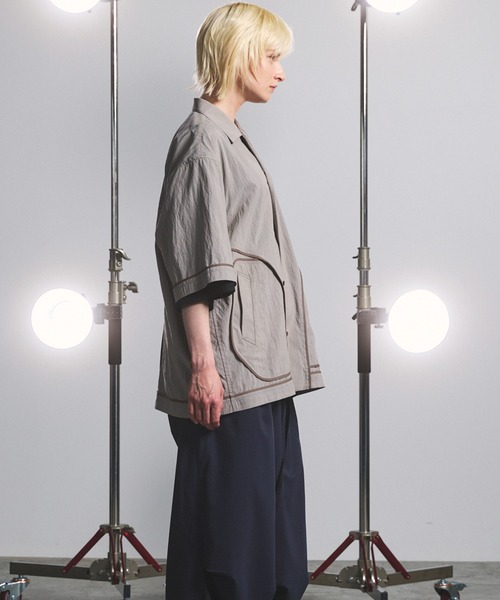 MAISON SPECIAL(メゾンスペシャル)の「《UNISEX》Lyocell Nylon Washer Prime-Over Piping-detailed Switched Open-collar Shirt/リヨセルナイロンワッシャープライムオーバーパイピングスイッチングオープンカラーシャツ【MAISON SPECIAL/メゾンスペシャル】■セットアップ対応■(シャツ/ブラウス・メンズ・ブラック/グレイッシュベージュ/ブラウン・1/0/2)」の8枚目の写真