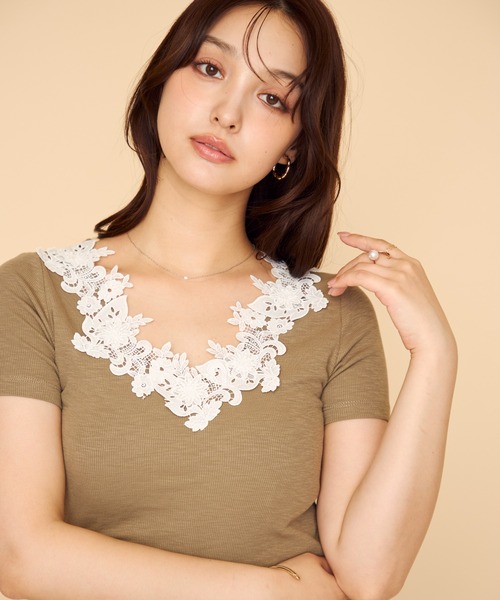 MISCH MASCH(ミッシュマッシュ)の「2026春夏新作 フラワーレースネック半袖トップス(Tシャツ/カットソー・レディース・ホワイト/ブラック/ブラウン・フリ-)」の3枚目の写真