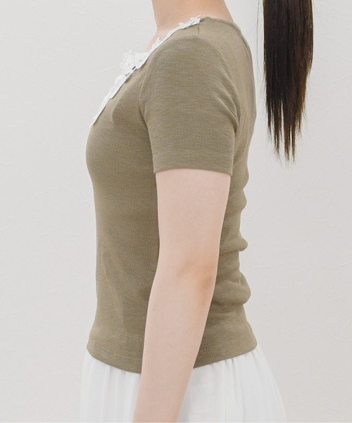 MISCH MASCH(ミッシュマッシュ)の「2026春夏新作 フラワーレースネック半袖トップス(Tシャツ/カットソー・レディース・ホワイト/ブラック/ブラウン・フリ-)」の5枚目の写真