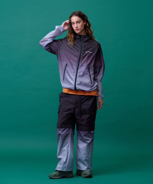 MENASOO（ミナス）の「Unisex Gradient Windbreaker High Neck Jumper_Black（ナイロンジャケット・レディース・ブラック・1/2）」の3枚目の写真