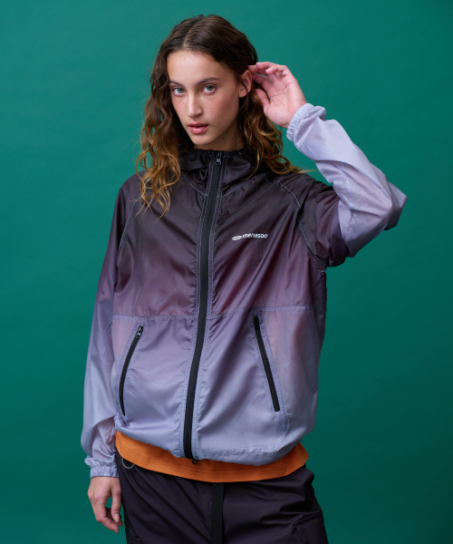 MENASOO（ミナス）の「Unisex Gradient Windbreaker High Neck Jumper_Black（ナイロンジャケット・レディース・ブラック・1/2）」の4枚目の写真