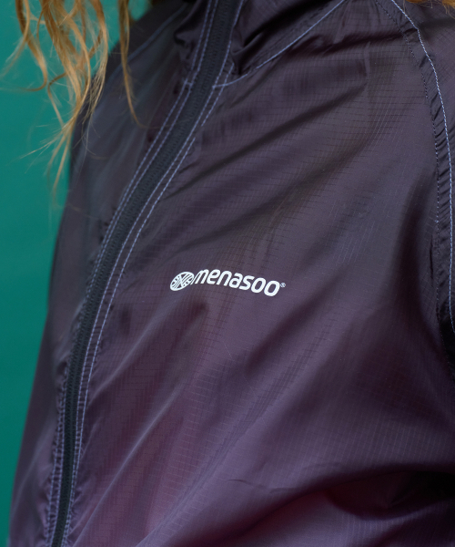 MENASOO（ミナス）の「Unisex Gradient Windbreaker High Neck Jumper_Black（ナイロンジャケット・レディース・ブラック・1/2）」の5枚目の写真
