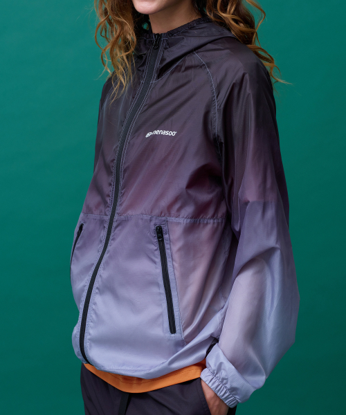 MENASOO（ミナス）の「Unisex Gradient Windbreaker High Neck Jumper_Black（ナイロンジャケット・レディース・ブラック・1/2）」の6枚目の写真