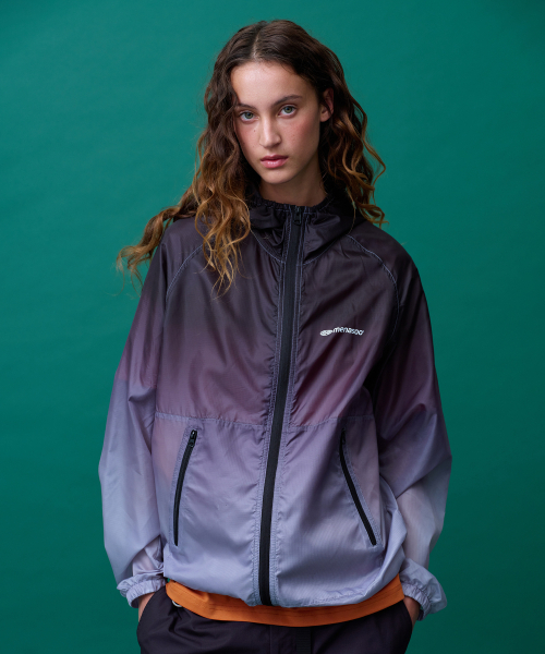 MENASOO（ミナス）の「Unisex Gradient Windbreaker High Neck Jumper_Black（ナイロンジャケット・レディース・ブラック・1/2）」の7枚目の写真