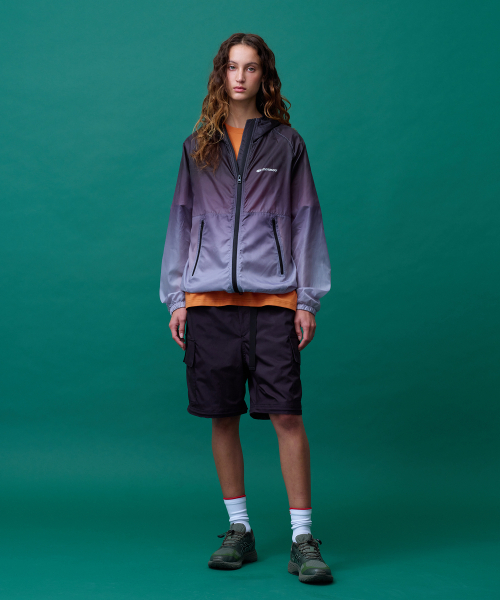 MENASOO（ミナス）の「Unisex Gradient Windbreaker High Neck Jumper_Black（ナイロンジャケット・レディース・ブラック・1/2）」の8枚目の写真