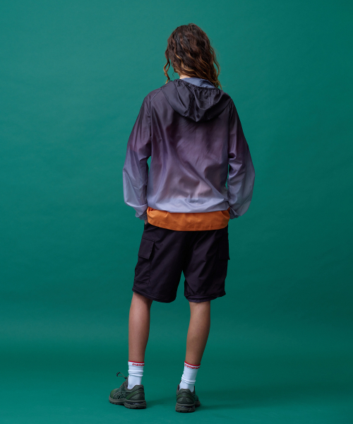 MENASOO（ミナス）の「Unisex Gradient Windbreaker High Neck Jumper_Black（ナイロンジャケット・レディース・ブラック・1/2）」の9枚目の写真