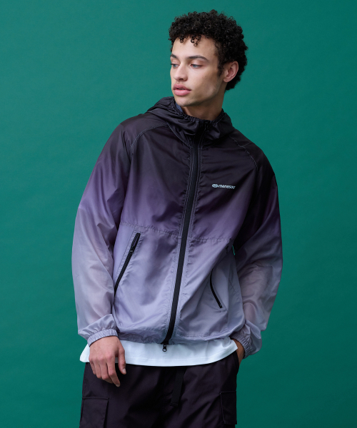 MENASOO（ミナス）の「Unisex Gradient Windbreaker High Neck Jumper_Black（ナイロンジャケット・レディース・ブラック・1/2）」の11枚目の写真
