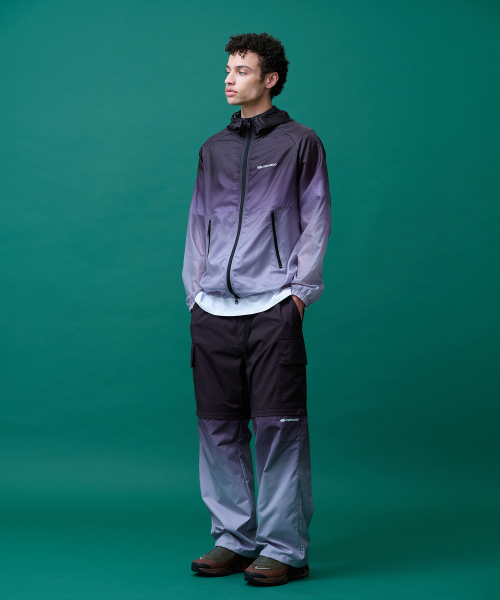 MENASOO（ミナス）の「Unisex Gradient Windbreaker High Neck Jumper_Black（ナイロンジャケット・レディース・ブラック・1/2）」の12枚目の写真