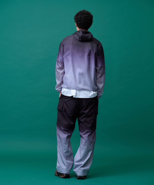 MENASOO（ミナス）の「Unisex Gradient Windbreaker High Neck Jumper_Black（ナイロンジャケット・レディース・ブラック・1/2）」の13枚目の写真